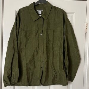 NWT Athleta Lunar sheen button up shirt size large. Color is picoline olive.
